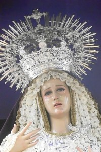 La titular de la Hermandad del Descendimiento estrena este año un rostrillo donado por Bendala y un pañuelo de mano donado y confeccionado por María del Carmen Miguel Francisco.