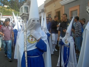 Nazarenos del cortejo del misterio de la Lanzada. 