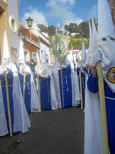 Nazarenos del paso de palio de Nuestra Señora de los Dolores.