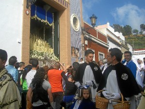 La Virgen de los Dolores asomando por el dintel de la Casa Hermandad. 