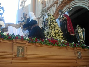 El misterio de la Santa Cruz una vez fuera del templo catedralicio. 