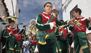 En Cumbre Mayores se conocen dos bailes típicos, la 'Danza de la Virgen' y la del 'Santísimo Sacramento'./ Foto: visitafregenal.blogspot.com