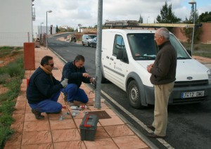 Operarios municipales reponen el cableado de las calles de Cartaya.