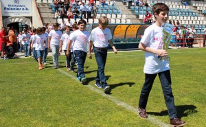 El equipo benjamín del Cartaya, subcampeón de bronce en el Mundialito 2014, ofreció la copa a su afición.