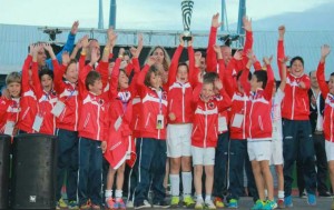 El equipo cartayero en el momento de recibir el trofeo.