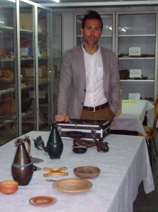 El director del Museo de Huelva, Pablo Guisande, junto a una reproducción de las piezas anheladas por el Metropolitano. 