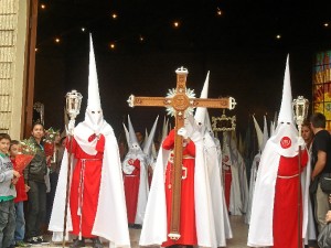 La Cruz de Guía del Perdón a su salida de la Parroquia de Santa Teresa de Jesús. 