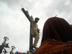 Al principio de la tarde cayeron unas gotas de lluvia. 