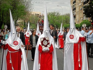 La procesión por la Avenida Diego Morón. 