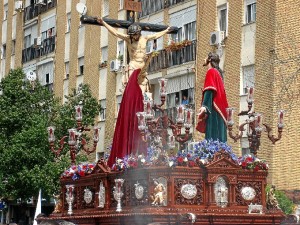 La Hermandad del Perdón procesionando por las calles de su barrio, la Orden.