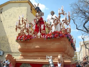 El paso ha estrenado este año seis candelabros.