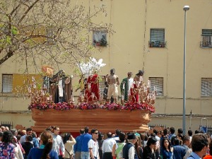 La hermandad realiza un recorrido que le lleva a permanecer unas once horas en la calle. 