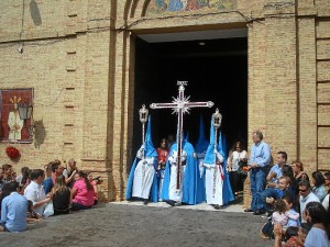 La Cruz de Guía de la Hermandad de la Victoria, a su salida del Polvorín. 