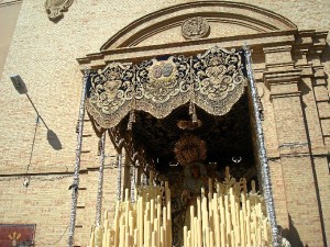 Momento de la salida de la Virgen de la Victoria. 