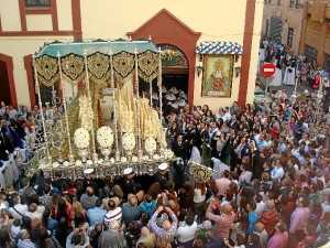 Los onubenses han aplaudido la saeta de Pilar Bogado a la Esperanza. 