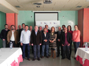 Foto de familia del encuentro con los medios de comunicación.