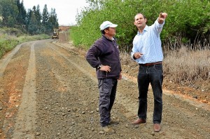 El Concejal de Agricultura de Palos, José Manuel Pérez, visitas las obras que se están realizando en los caminos del municipio.