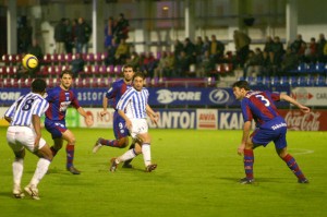 Aitor y Uche, en una acción del único partido que ha ganado el Recre en Ipurúa.