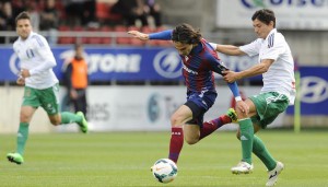 Jesús Vázquez intenta frenar como puede a Jota. / Foto: www.lfp.es.