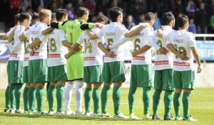 El Recre tuvo que lucir una indumentaria inédita hasta ahora: camiseta blanca y pantalón verde. / Foto: www.lfp.es.