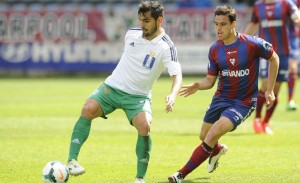 Dimas protege la pelota en un lance del partido en Ipurúa. / Foto: www.lfp.es.