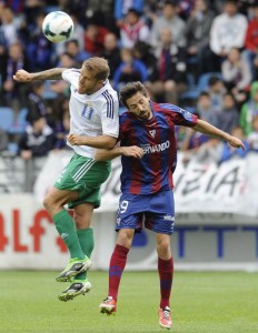 Morcillo intenta llevarse un balón por alto. / Foto: www.lfp.es.