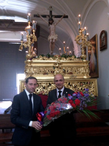 La Hermandad de Los Judíos de Huelva recibe una ofrenda floral de la institución provincial.