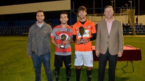 Momento de la entrega de trofeos tras el partido entre el Pinzón y el Recre B.