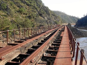 Puente de Manantiales sobre el río Tinto.