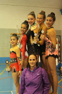 Las ganadoras en el torneo de Niebla, junto a su entrenadora.