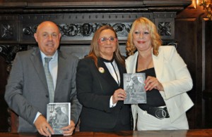 Guillermina estuvo acompañada por la Alcaldesa de Isla cristina, María Luisa Faneca, y por el concejal de Cultura, Emilio Bogarín.