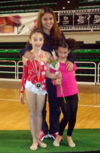 Las jóvenes deportistas del Gimnasi Rírmica Huelva, junto a su entrenadora.