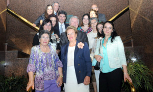 José Luis García Palacios después de descubrir la placa homenaje, con los familiares de los impulsores de creación de la Caja Rural.