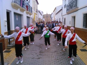 Los cirochos, bailando a primeras horas de la mañana de hoy domingo. 