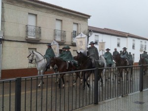 Los romeros han tenido que protegerse de la lluvia. 