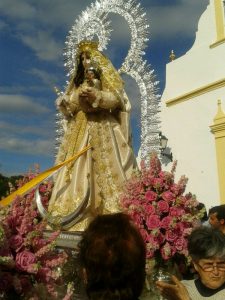 Piedras Albas procesiona cada Martes de Pascua por el Prado de Osma. 