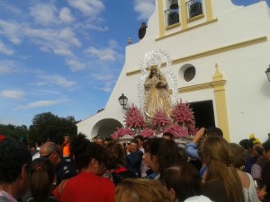 Salida de la procesión de la Virgen de Piedras Albas.