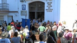 Los peregrinos de la Prisión de Huelva, en su parada habitual ante la Hermandad del Rocío de Moguer. 