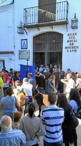 Los peregrinos, ante la Hermandad del Rocío de Moguer. 