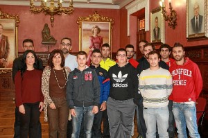 El alcalde de Ayamonte, Rodríguez Castillo, posando con los 11 alumnos del curso de Mantenedor y Redaparador de Edificios. 