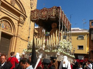 La Virgen del Rosario ha estrenado la toca de sobre manto y las maniguetas. 