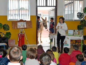 Un momento de la visita de Platero. 