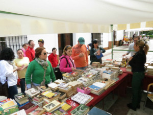 En el mercadillo literario y solidario de moguer, se pusieron en venta 600 ejemplares de libros.