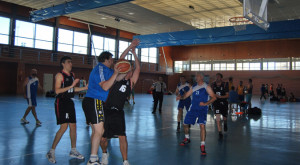 Un momento de un partido de baloncesto de veteranos.