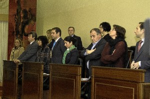 El pleno ha comenzado con un minuto de silencio. / Foto: Moisés Núñez. 