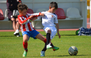 El Sevilla se llevó la final de prebenjamines ante el Atlético de Madrid. / Foto; J. L. Rúa.