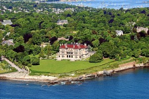 La residencia de verano en Newport, sobre un acantilado junto al Océano Atlántico, la Mansión The Breakers.