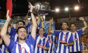 Los jugadores del Recre IES La Orden con la Copa. Nuevamente son campeones. / Foto: Juanmi Canterla.