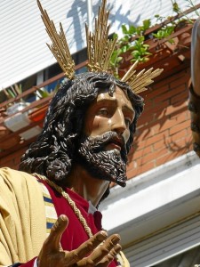 Con sones de la marcha 'Señor del Prendimiento' la Hermandad se presentaba ante los feligreses que le esperaban a su salida.