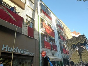 Mari Ängeles, cantándole a la Virgen de la Victoria. 